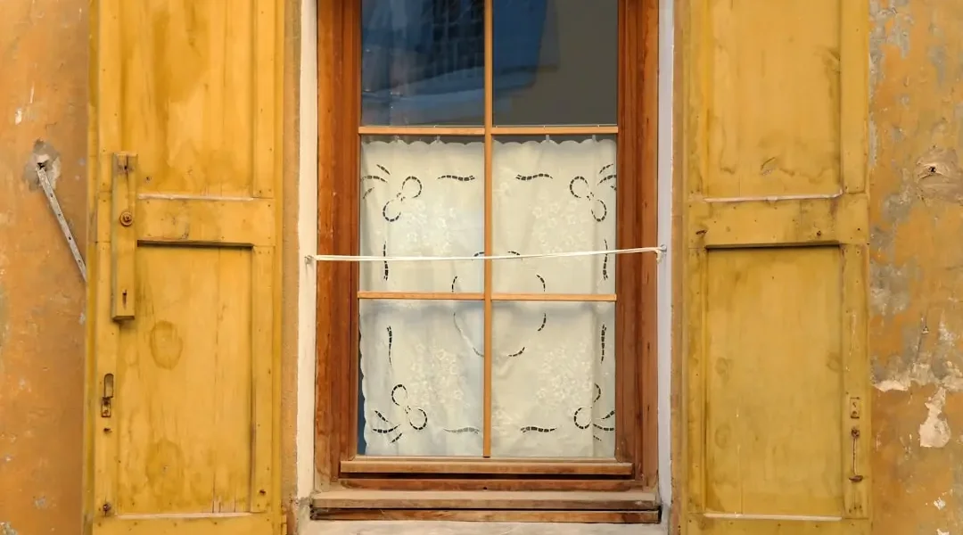 Hámló festék faablakon